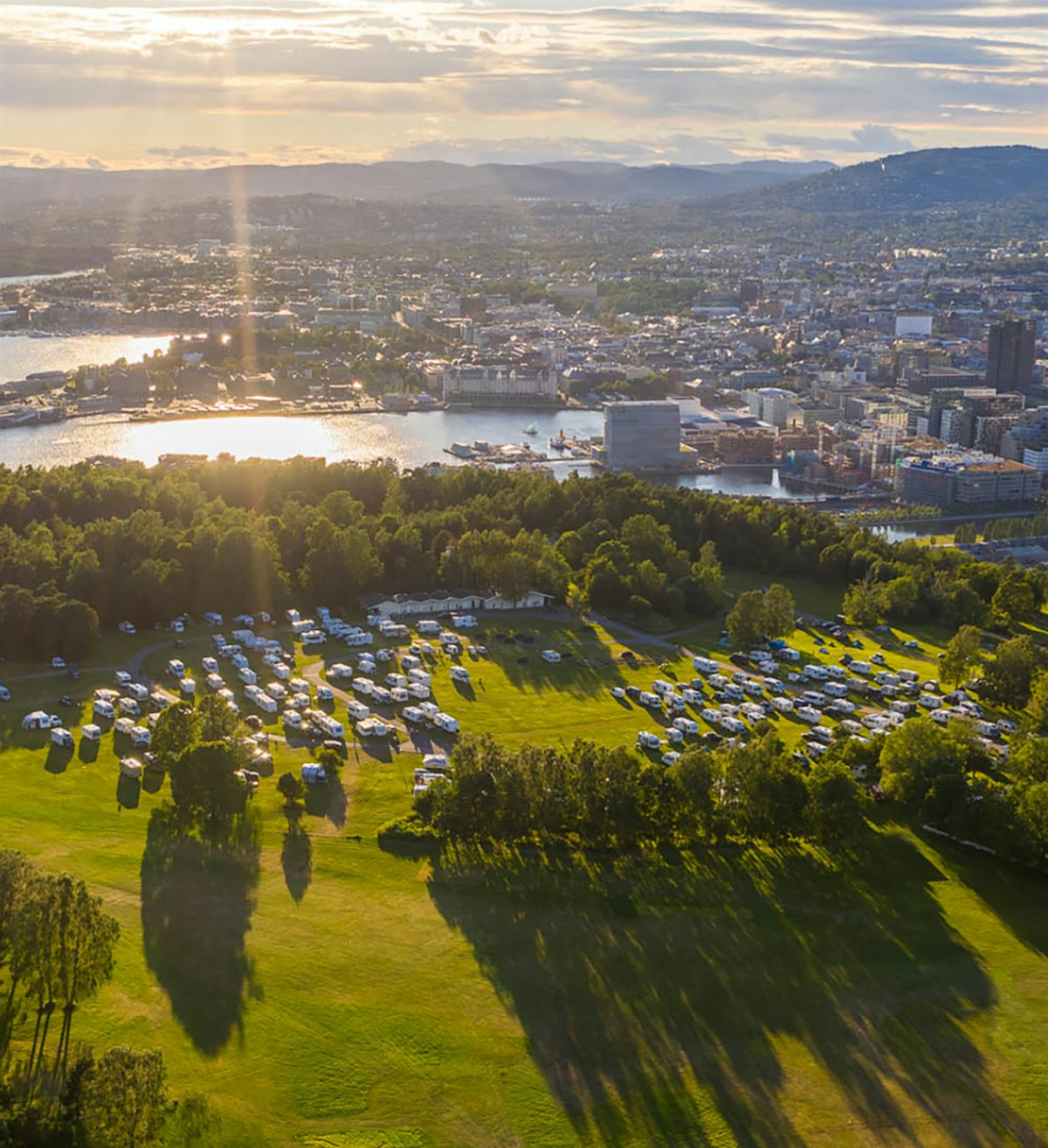 Topcamp Ekeberg, Oslofjord und Stadtzentrum von Oslo im Gegenlicht. Schönes Drohnenfoto