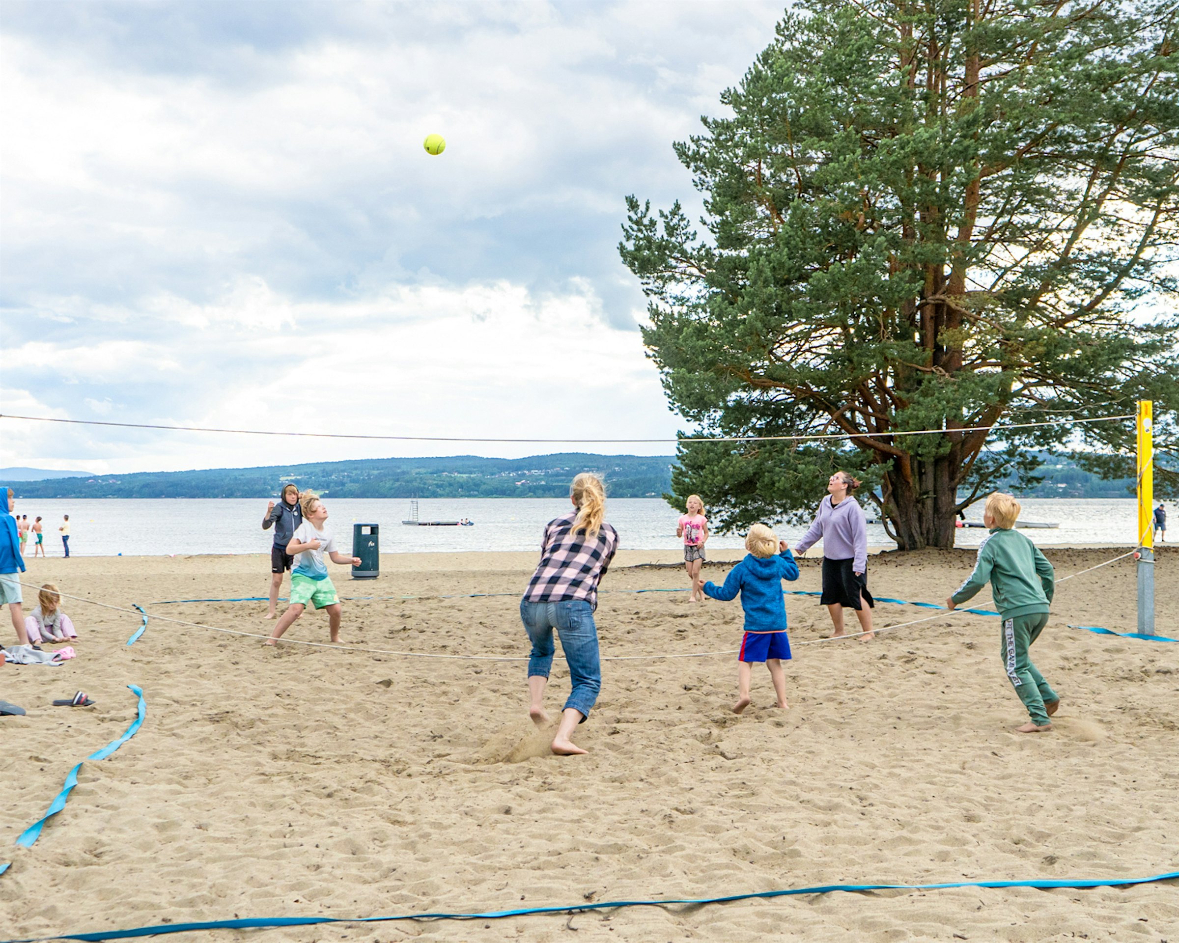 Familie spielt Sandvolleyball am Strand. Foto