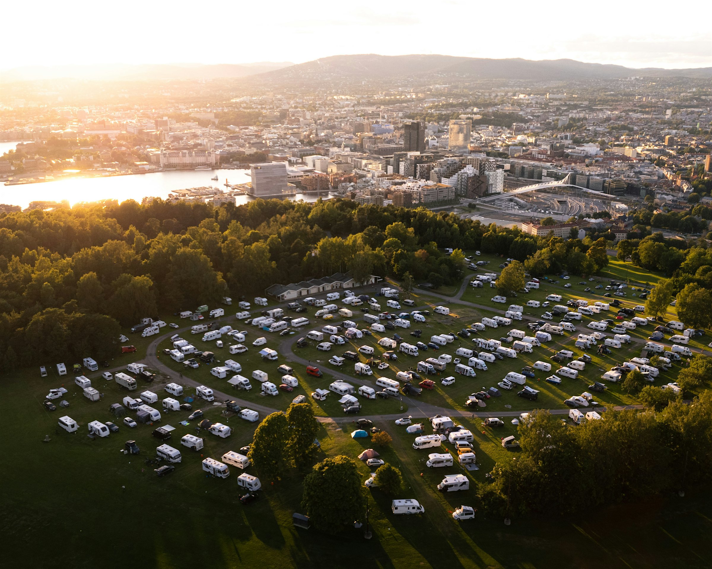 Drohnenbild von Topcamp Ekeberg, im Hintergrund das Stadtzentrum von Oslo. Wald und Meer