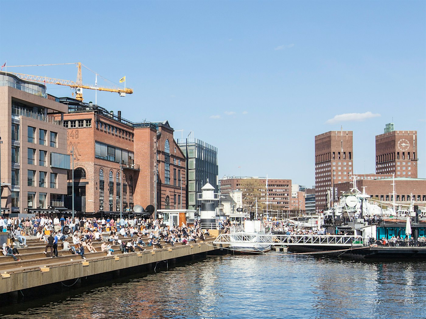 Hot summer day at Aker brygge with lots of people