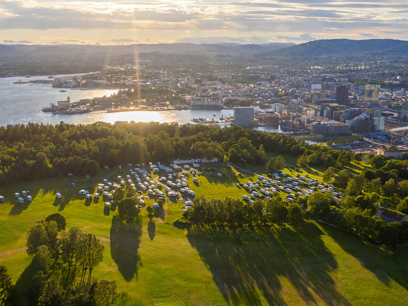 Topcamp Ekeberg, Oslofjord und Stadtzentrum von Oslo im Gegenlicht. Schönes Drohnenfoto