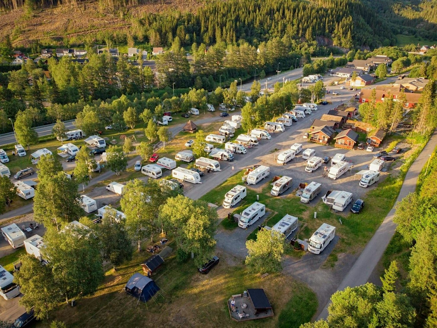 Oversikt over Topcamp Mosjøen, campingplassen og hytter. Dronefoto