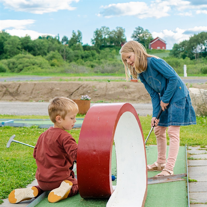 Zwei Geschwister spielen Minigolf im Topcamp Onsakervika. Foto