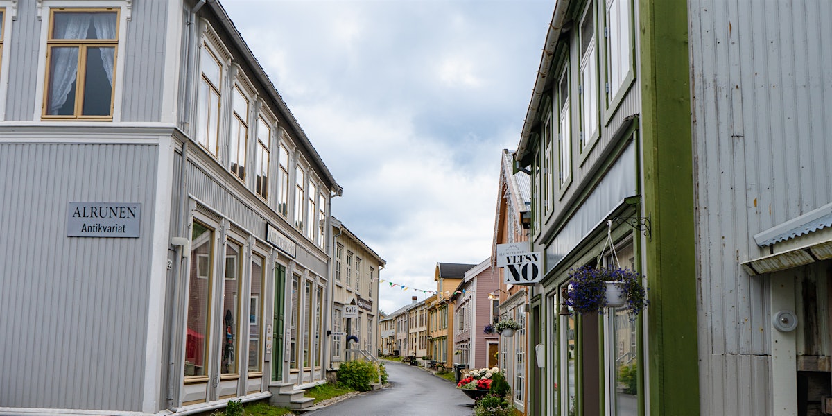 Sjøgata mit seinen historischen Häusern. Foto