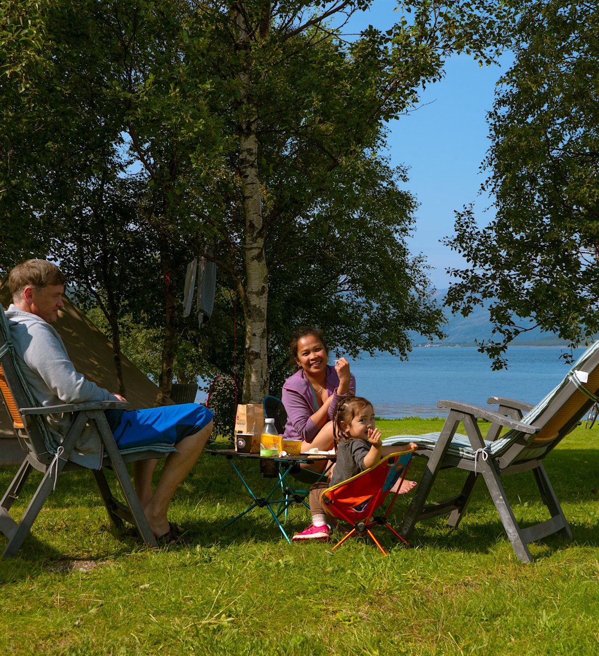 Family enjoying breakfast in the nice weather at Nesna. Photo