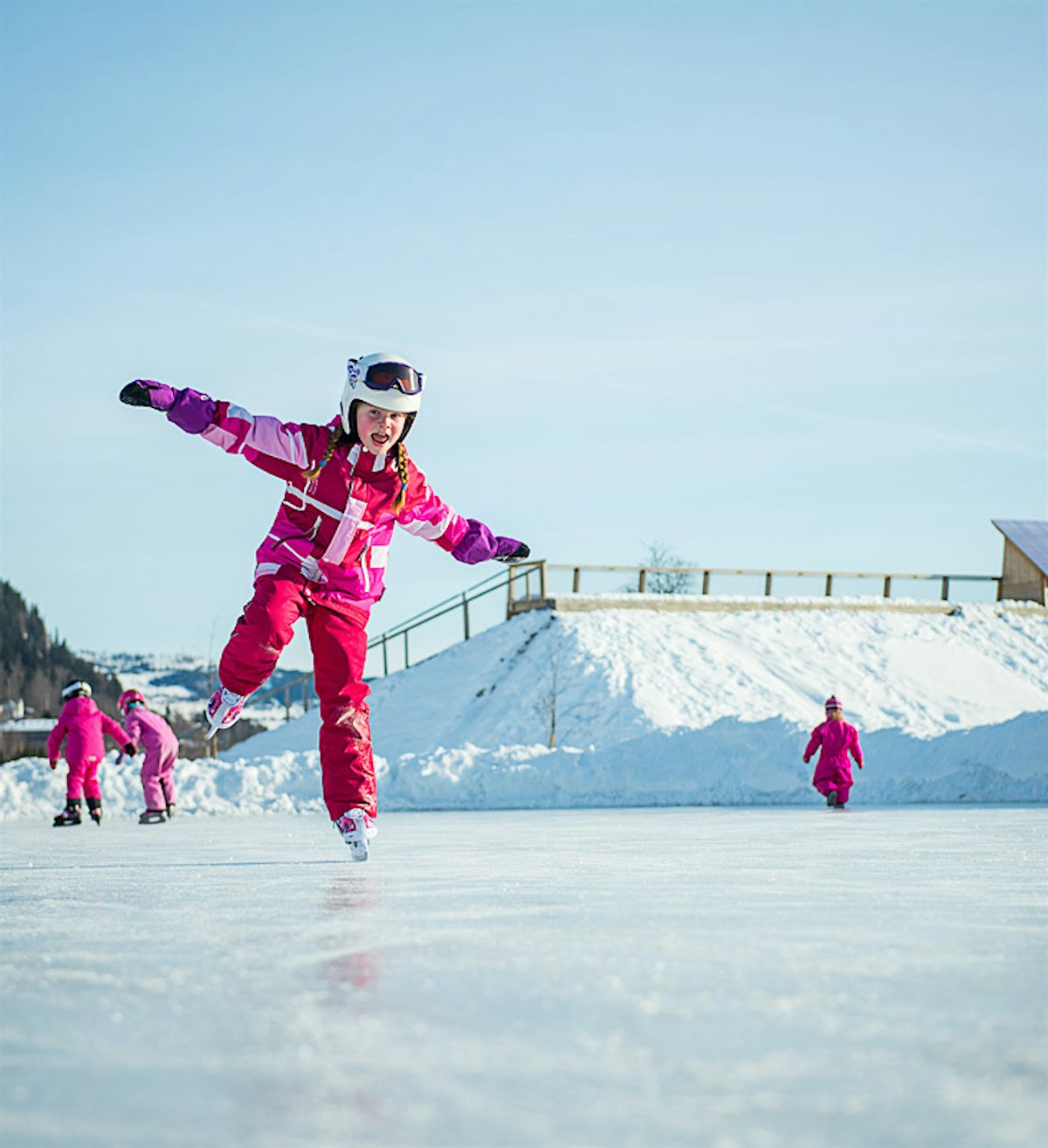 Children have fun in great winter weather on ice skates on the ice rink at Topcamp Hallingdal. Photo