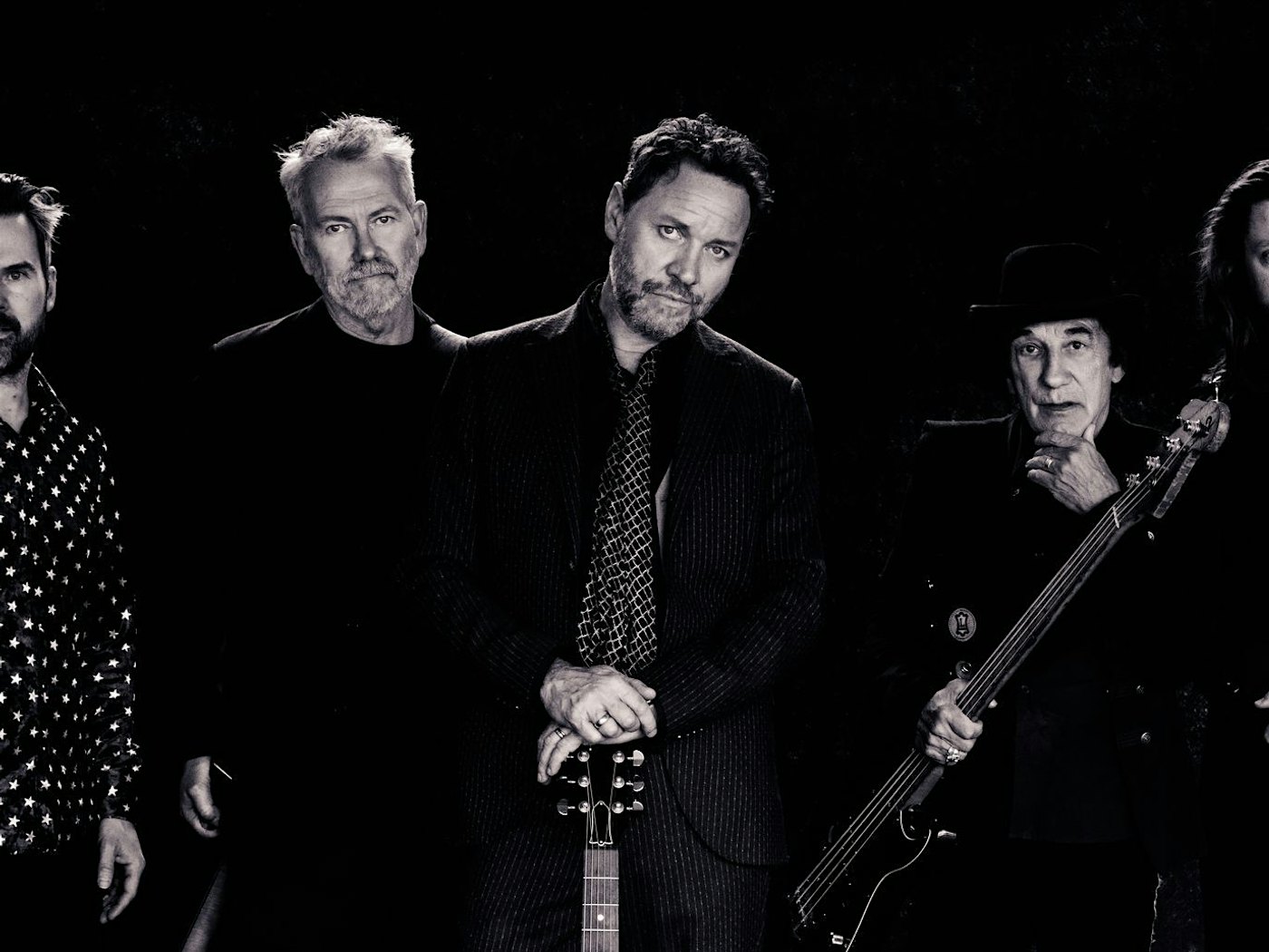 Svart hvitt bildet med 5 bandmedlemmer.